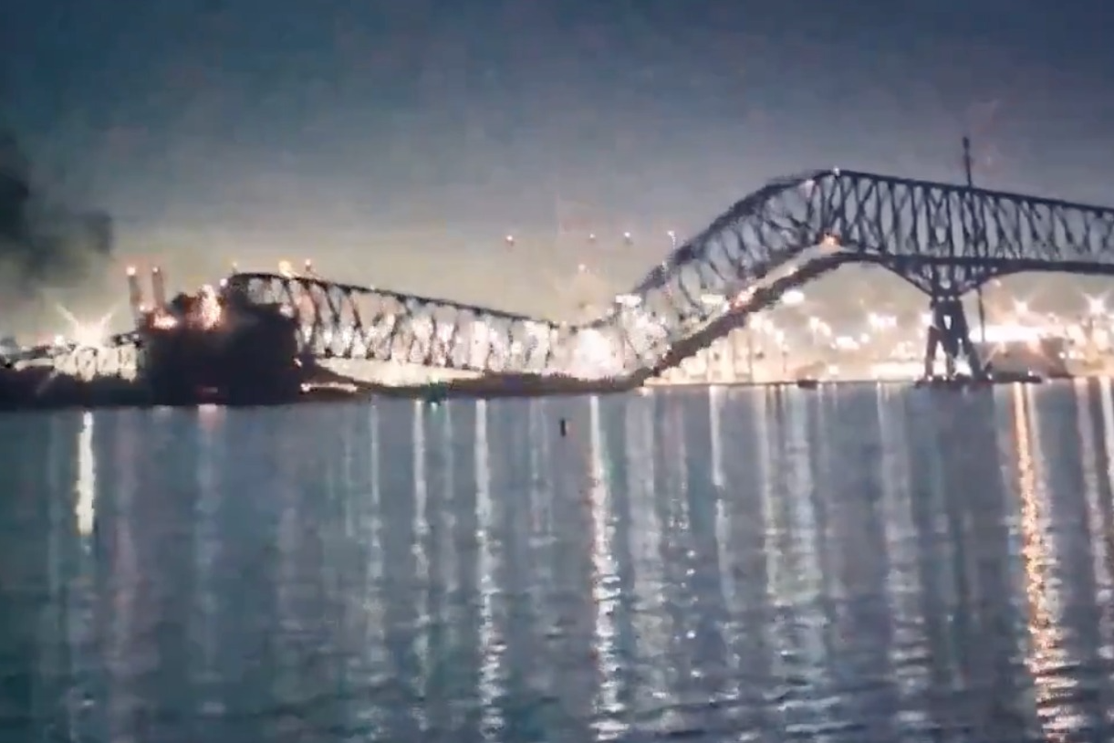 В американському Меріленді обвалився міст, у який врізалось вантажне судно (відео)