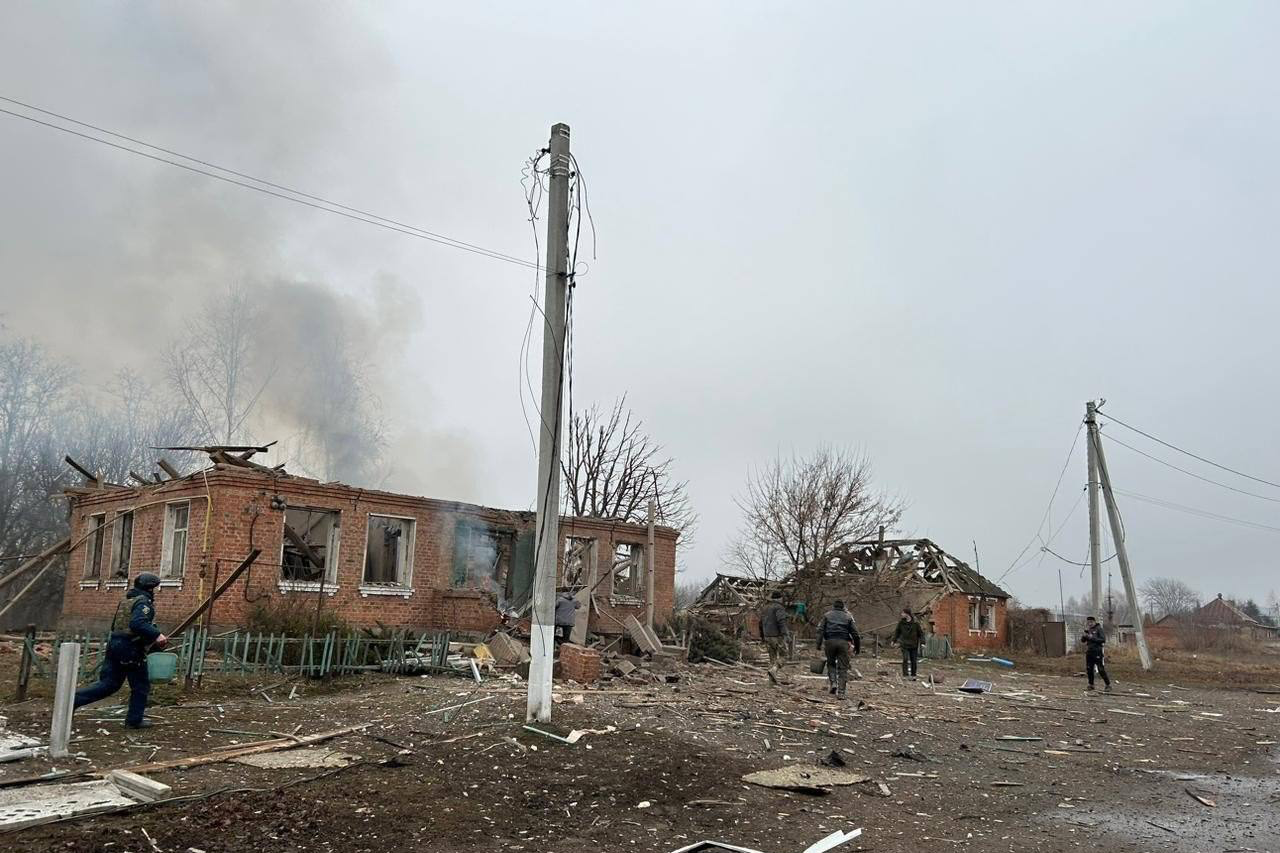 На Харківщині окупанти вдарили по пункту швидкої допомоги: поранені медик і водій (фото)