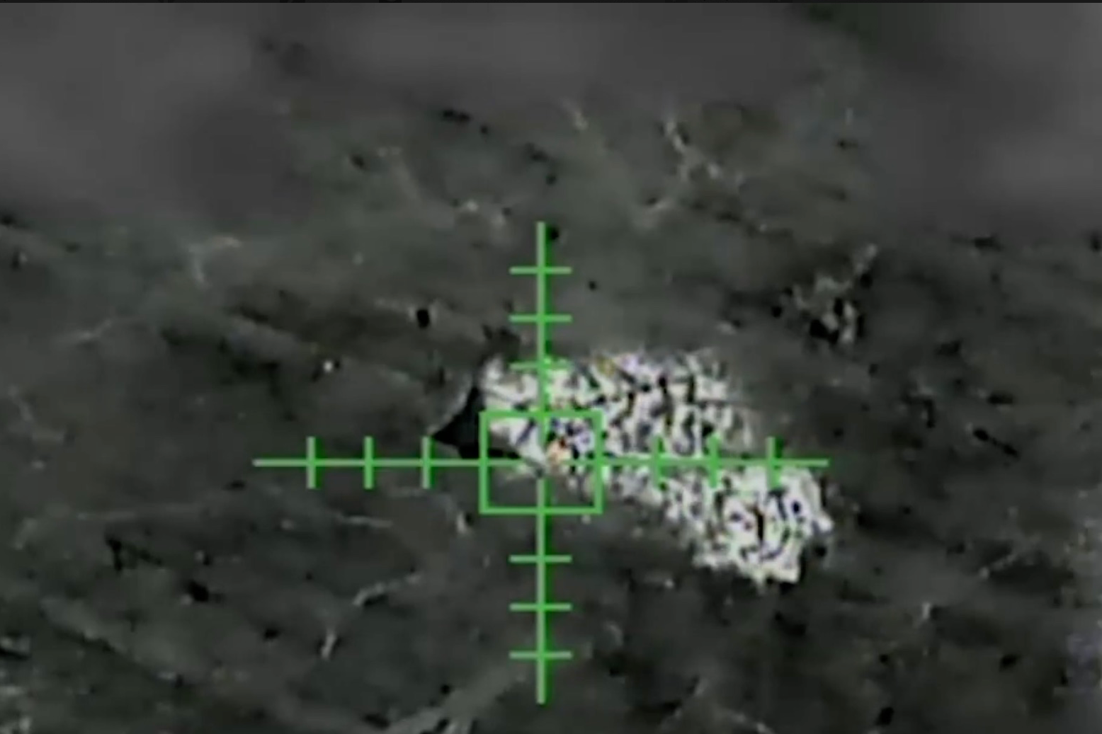 Прикордонники з дронів палять техніку росіян на лівобережжі Херсонщини (відео)