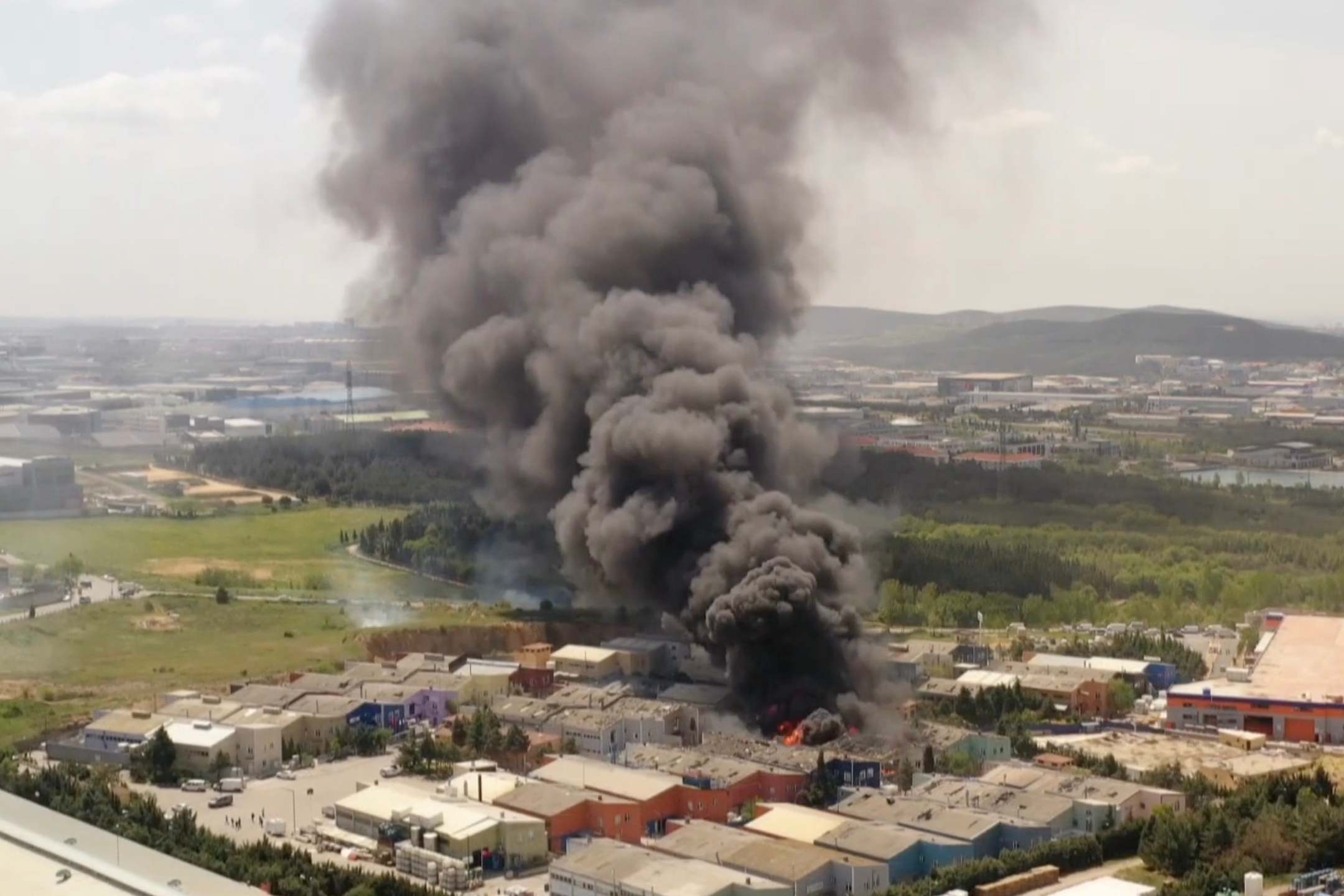 У Стамбулі вибухнула фабрика з виробництва фарб, є загиблі (відео)