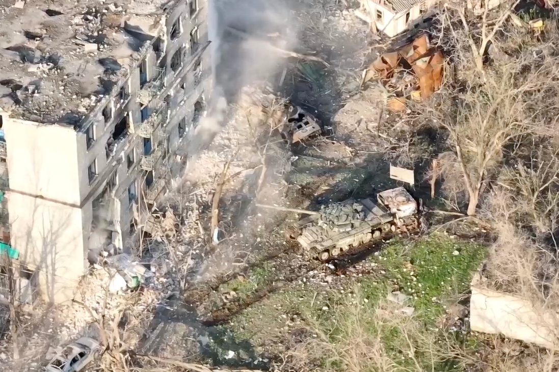 В Маріуполі росіяни обстрілюють житлові будинки з танків — «Азов» (відео)