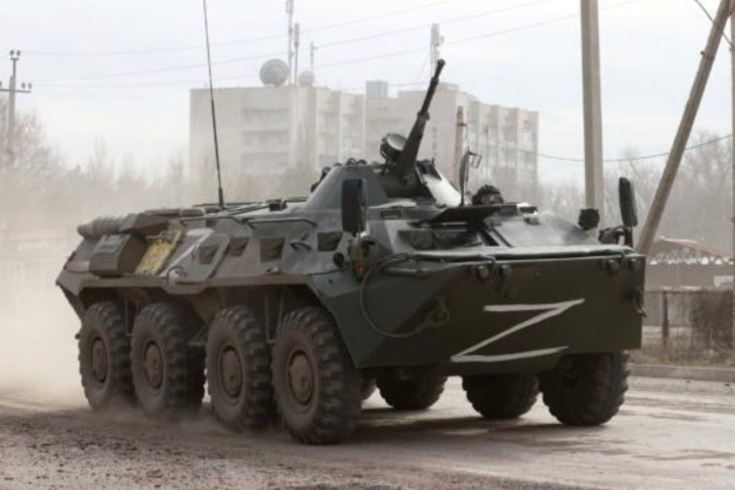 Росіяни показали знищений танк рф під видом «кинутого українськими військовими» (відео)
