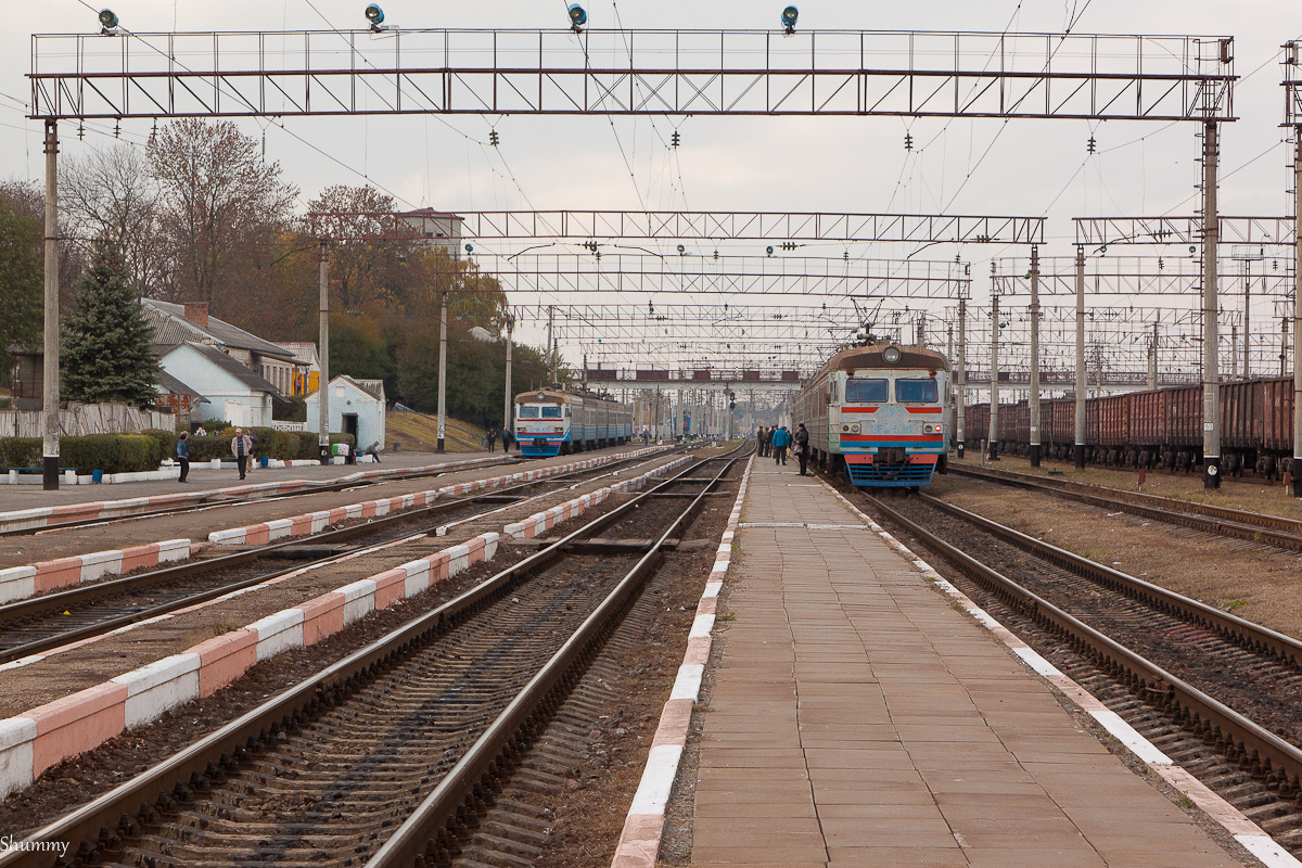 Російські окупанти обстріляли п’ять залізничних станцій