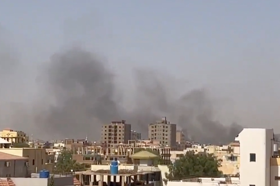 У Судані під час спроби держперевороту загорівся український літак SkyUp (відео)