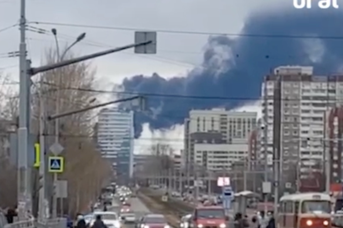 У росії сталась масштабна пожежа на території «Уралмашзаводу» (відео)