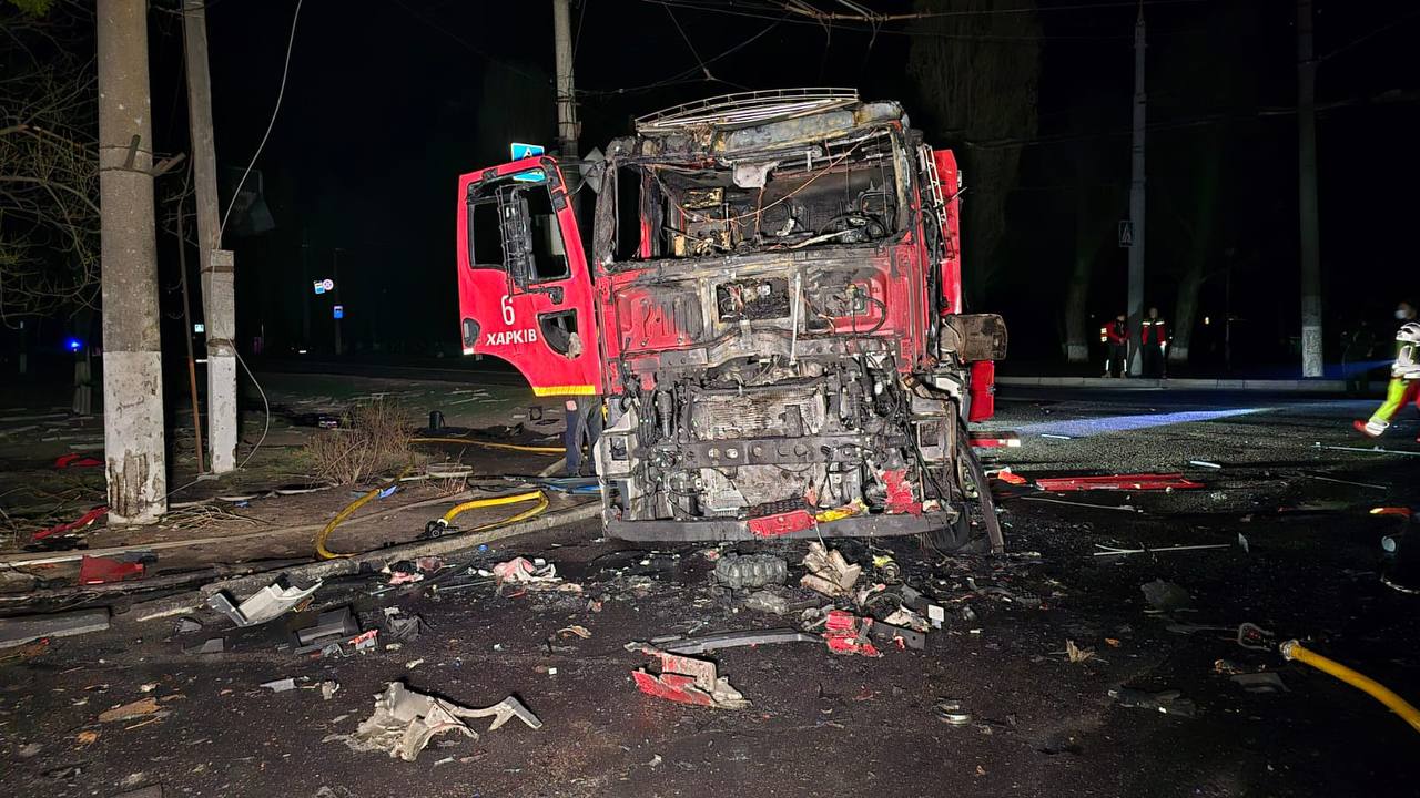 пошкоджений обстрілом автомобіль ДСНС