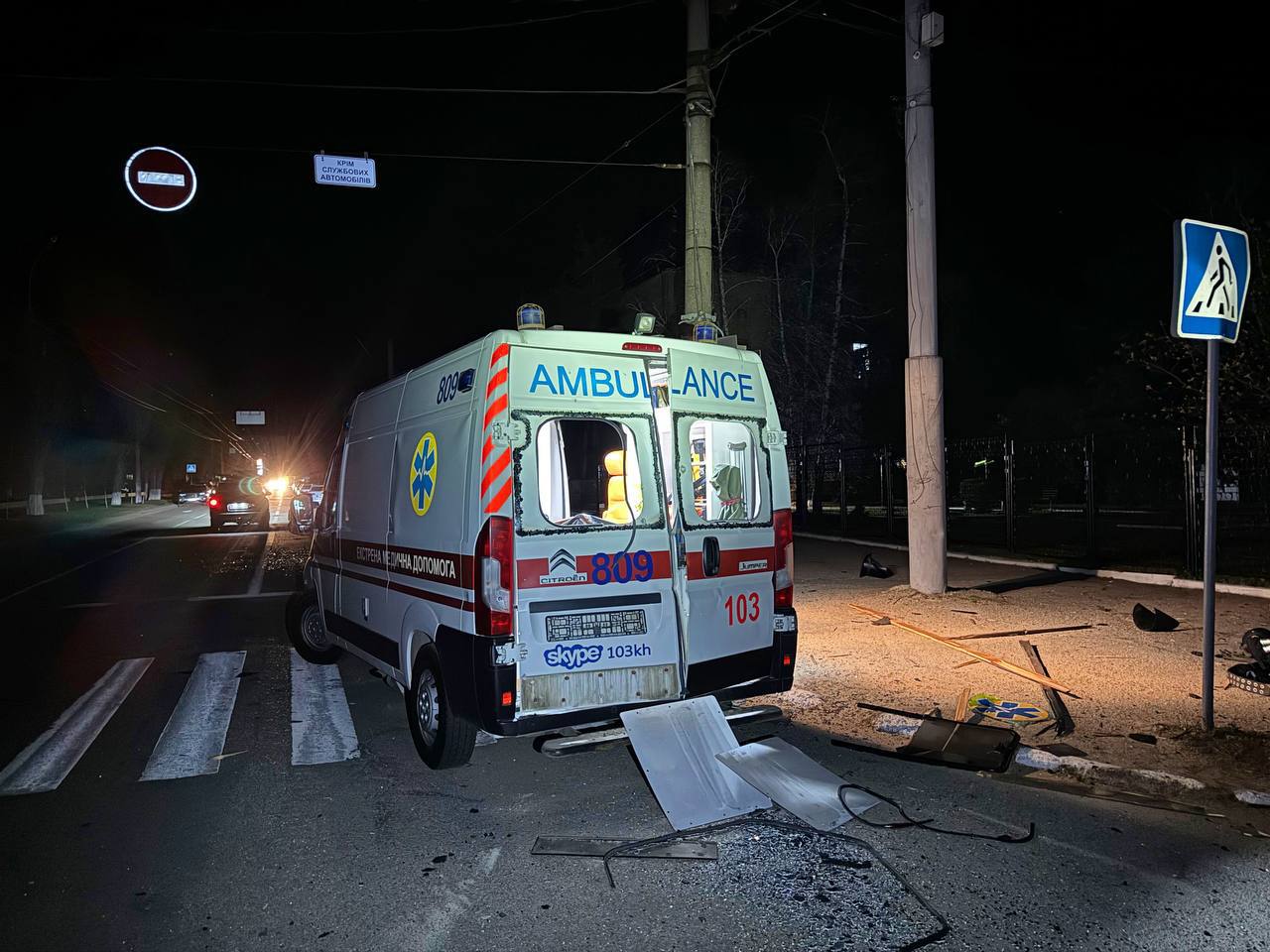 пошкоджений обстрілом автомобіль швидкої