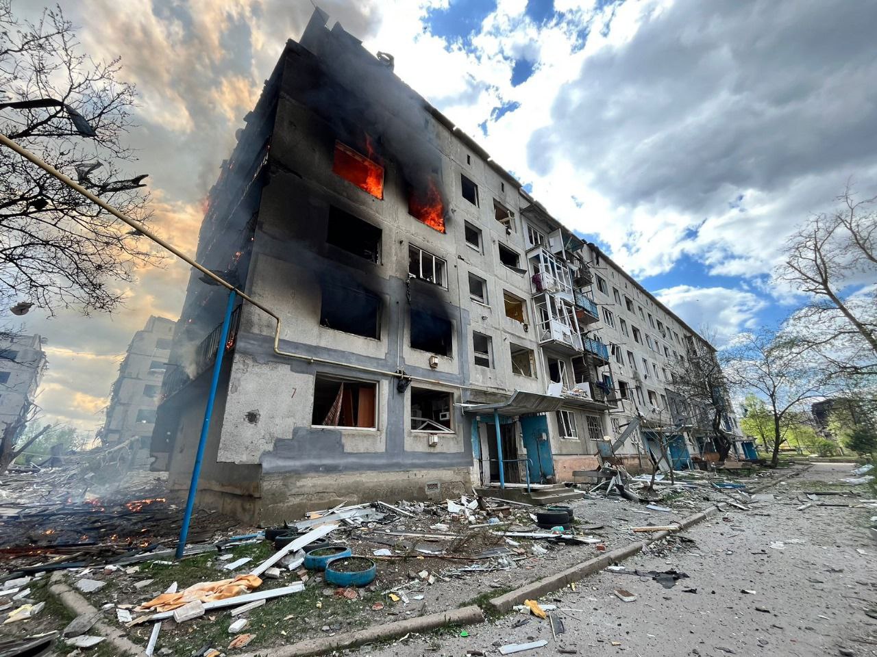 Окупанти скинули бомбу на пʼятиповерхівку в Очеретиному: є загиблі (фото)