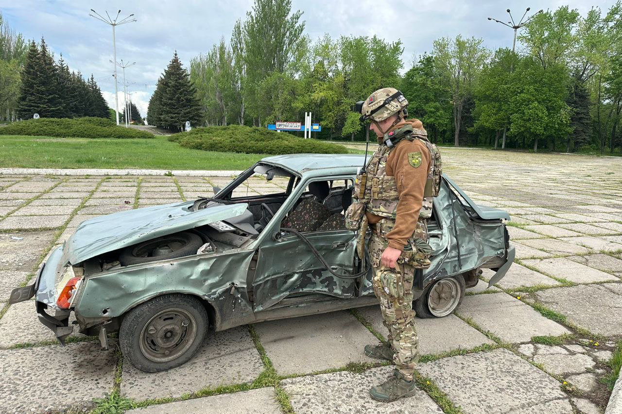 Загарбники атакували Костянтинівку: влучили в авто з людьми (фото, відео)