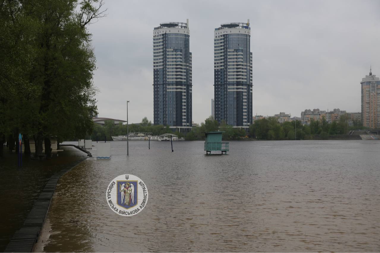 У Києві затопило парк Муромець і Гідропарк (фото, відео)