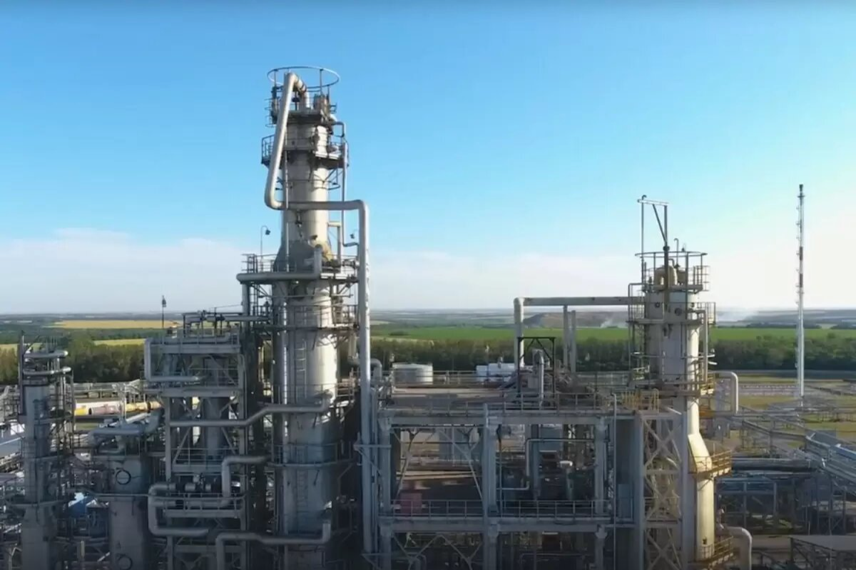 Вночі чотири дрони атакували  Новошахтинський НПЗ
