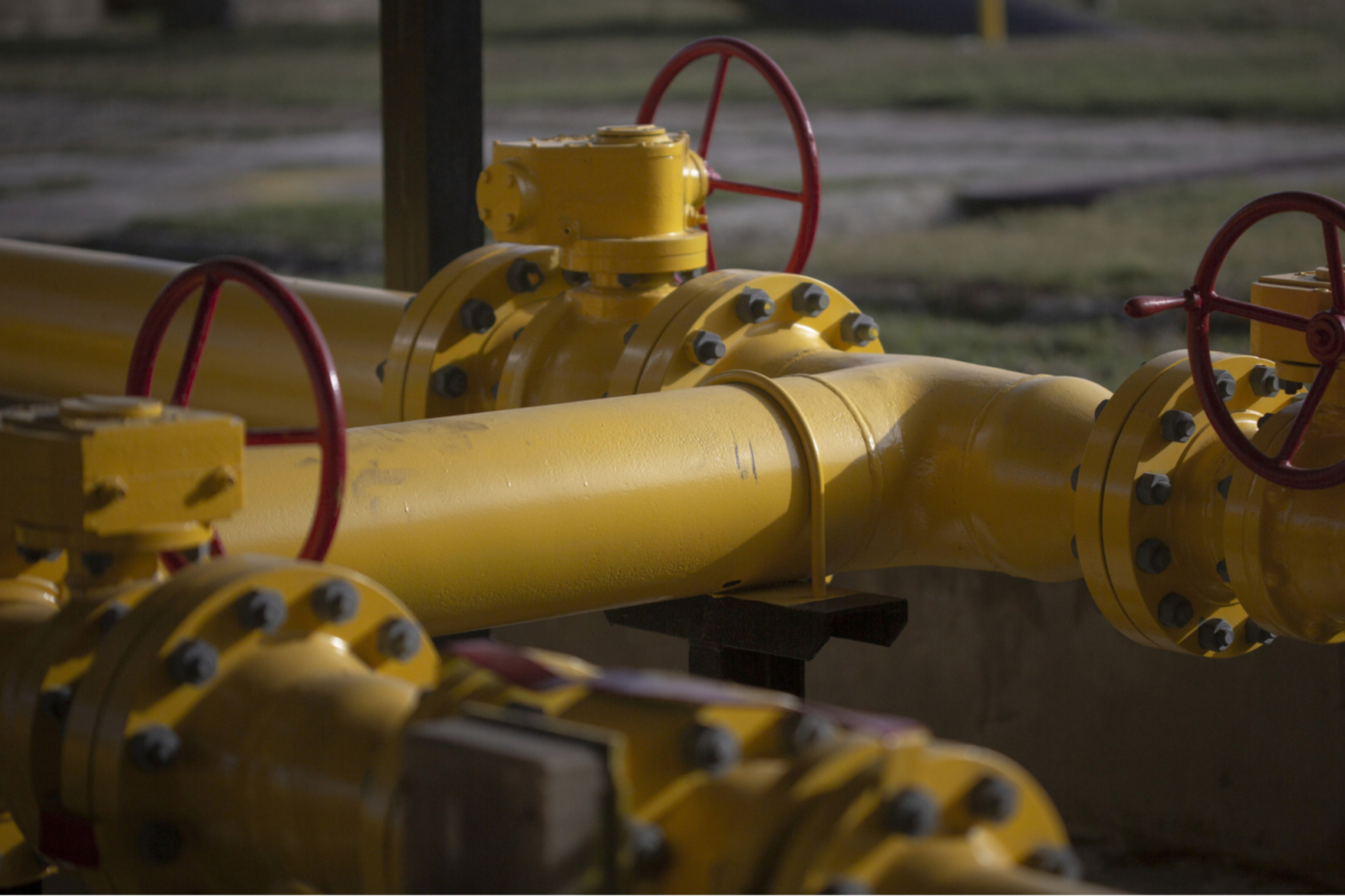 Євросоюз незабаром представить план відмови від російських нафти і газу — Reuters