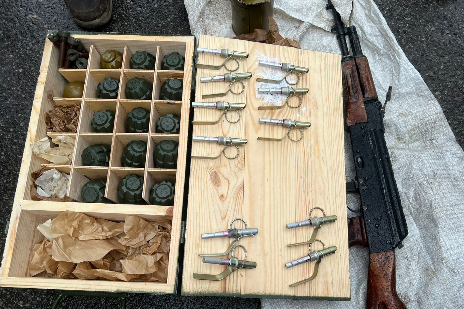 На Харківщині дезертир намагався продати зброю з фронту (фото, відео)