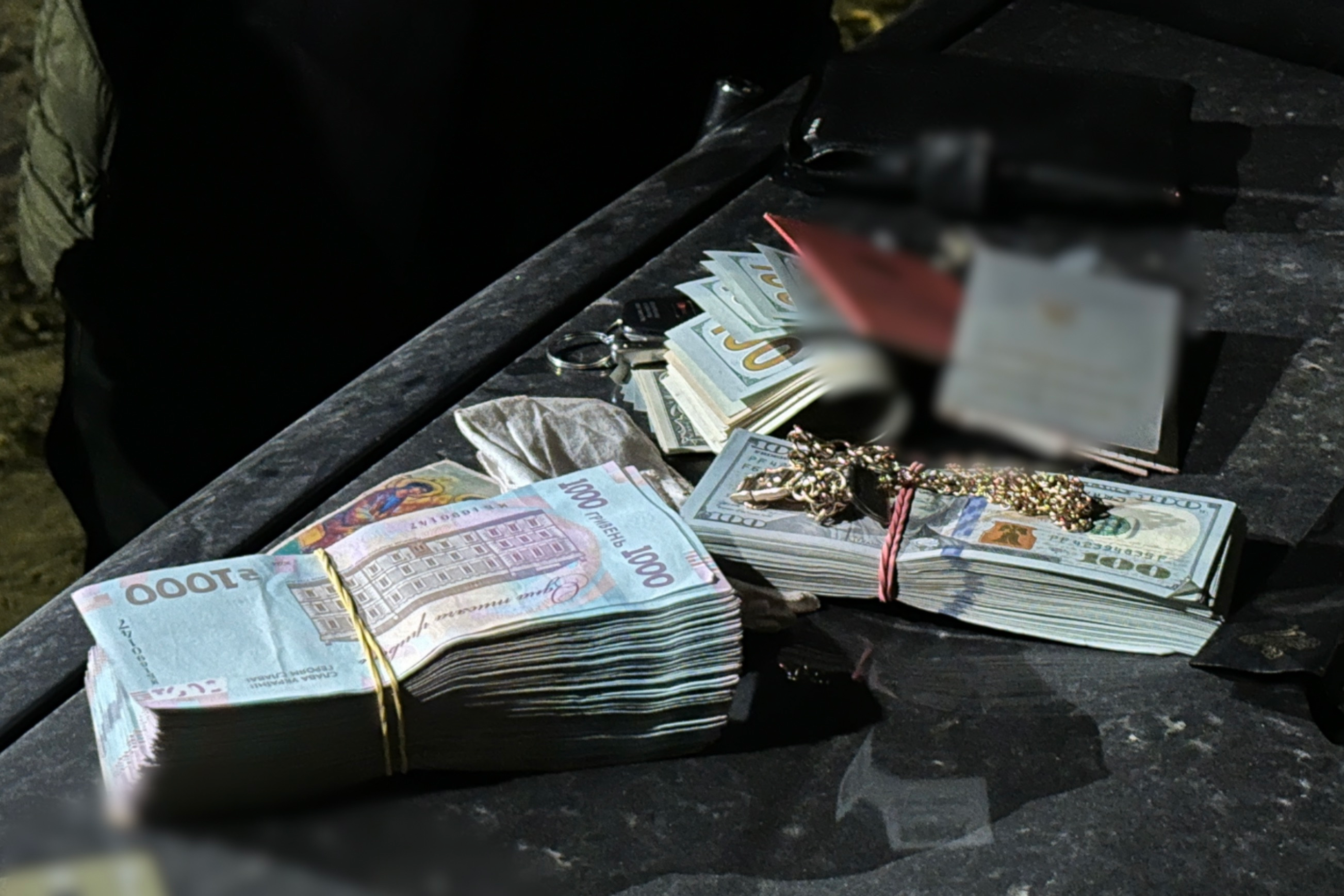 Викрили учасників схеми на чолі з кримінальним авторитетом, які продавали бронь та виїзд за кордон