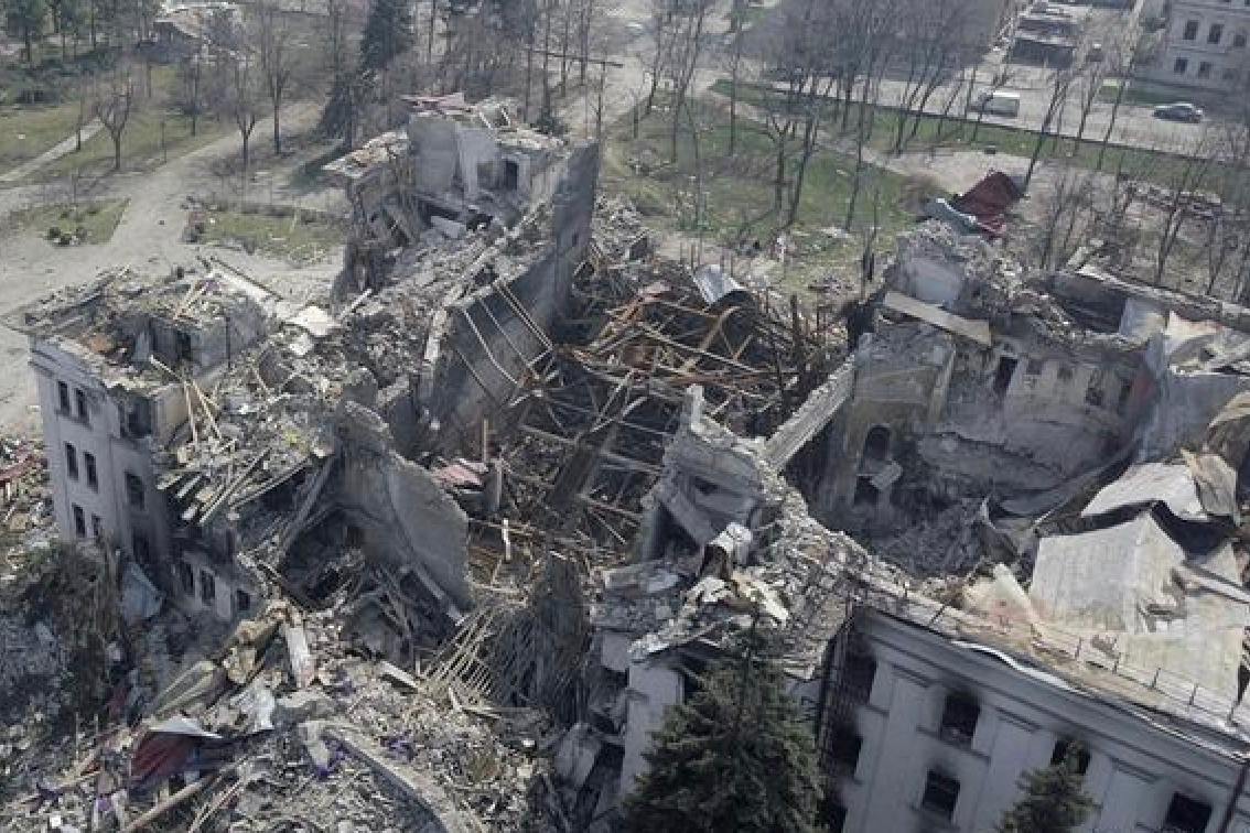 Росіяни стверджують, що після бомбардування Драмтеатру в Маріуполі загинуло всього 12 осіб — Андрющенко