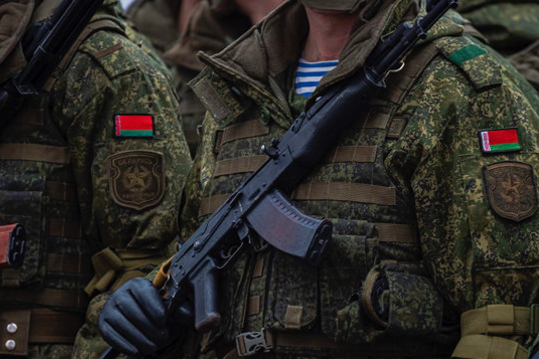 Білоруські війська на кордоні заважають перекидати ЗСУ на Донбас — розвідка Британії 