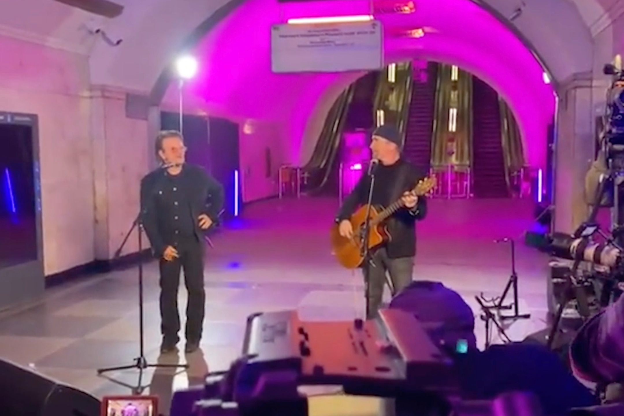 Боно з гурту U2 виступив на станції метро в Києві (відео)