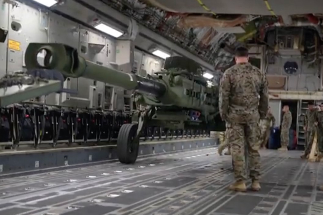 «Вже прямують в Україну». Пентагон показав, як гаубиці M777 вантажать на літаки (відео)