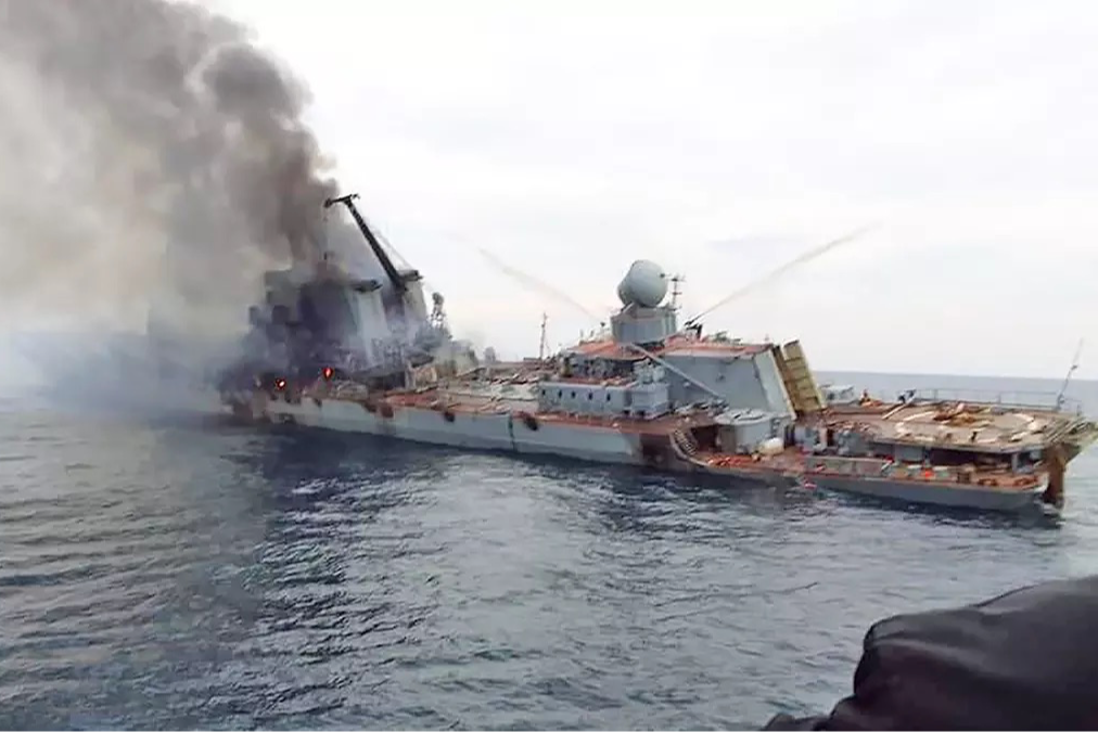 «Два влучання та крен на бік»: з’явився запис останньої розмови окупантів на крейсері «Москва»