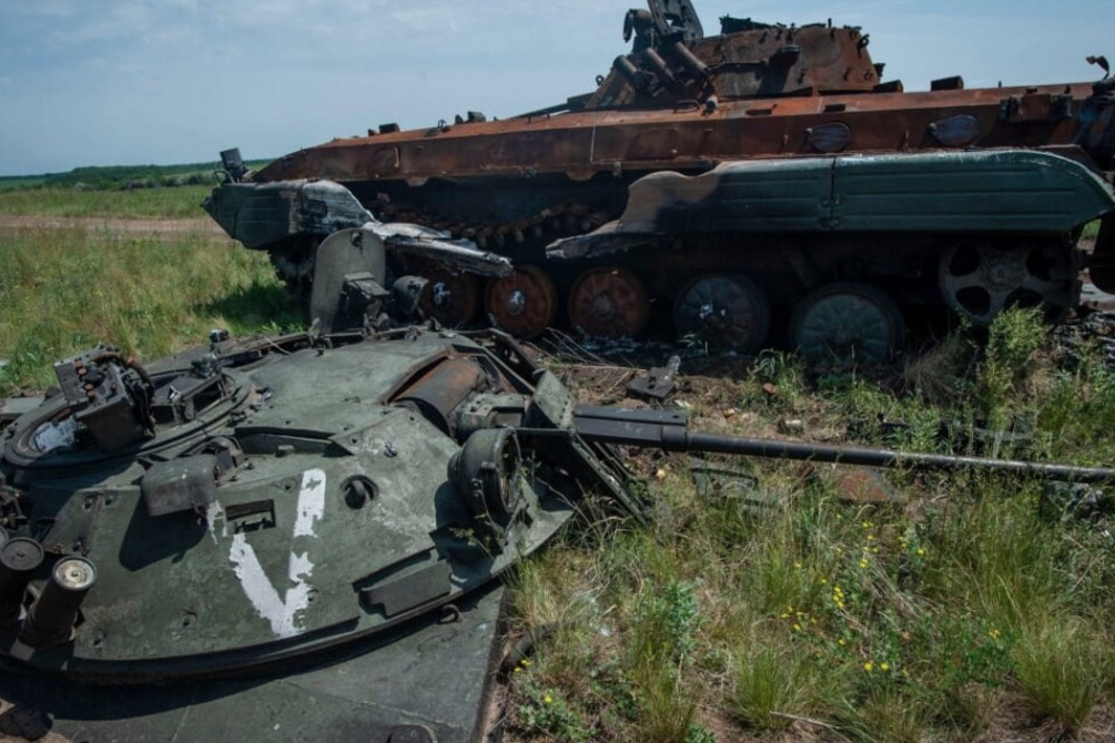 Бійці СБУ продовжують закидати окупантів «подарунками» з неба (відео)