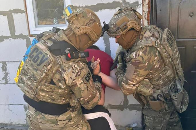СБУ затримала на Херсонщині двох колаборантів, які планували втечу (фото)