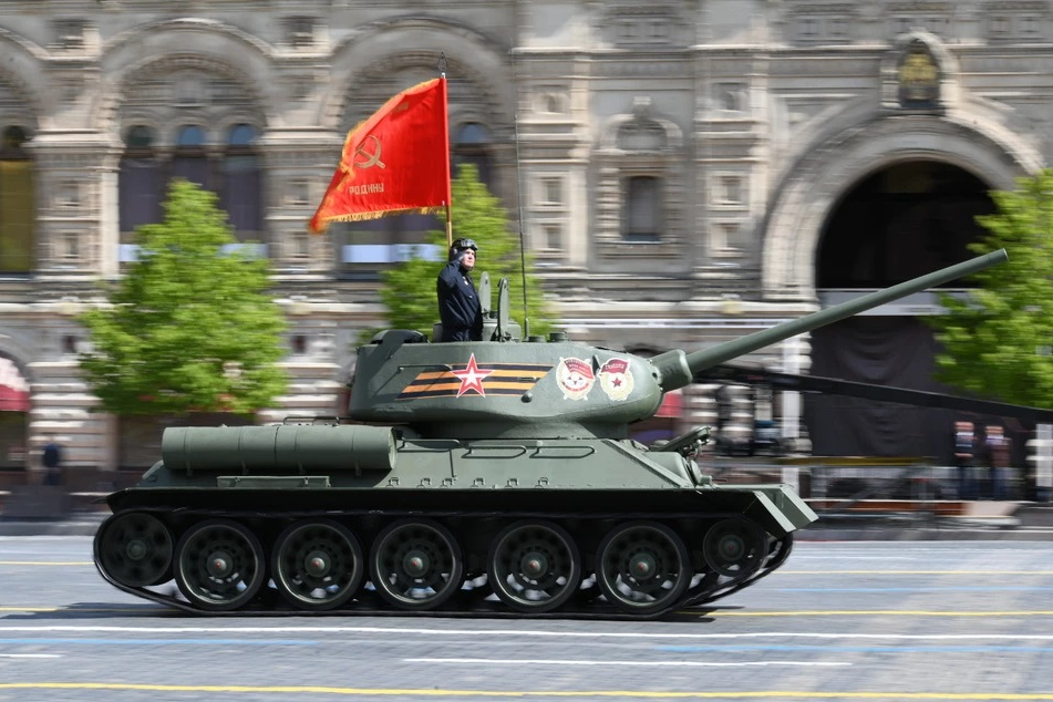 Без танків та артилерії: у Москві на параді показали рекордно мало техніки (фото)