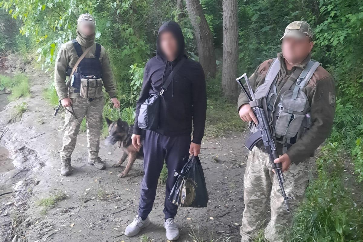 Прикордонники затримали чоловіка, який намагався потрапити до Румінії на надувній подушці (фото)