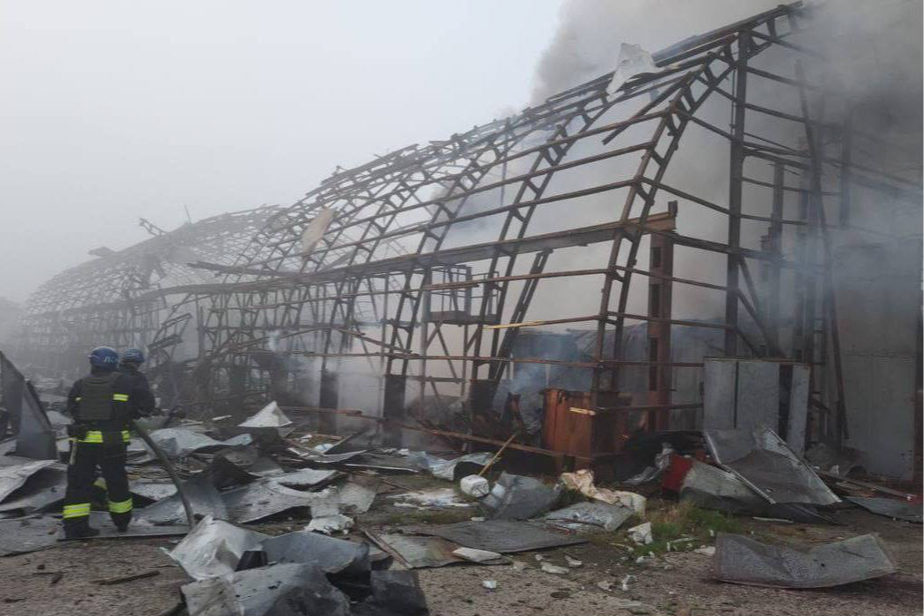 Удар по Дніпру: є поранений, пошкоджено будинки та заправка (фото)