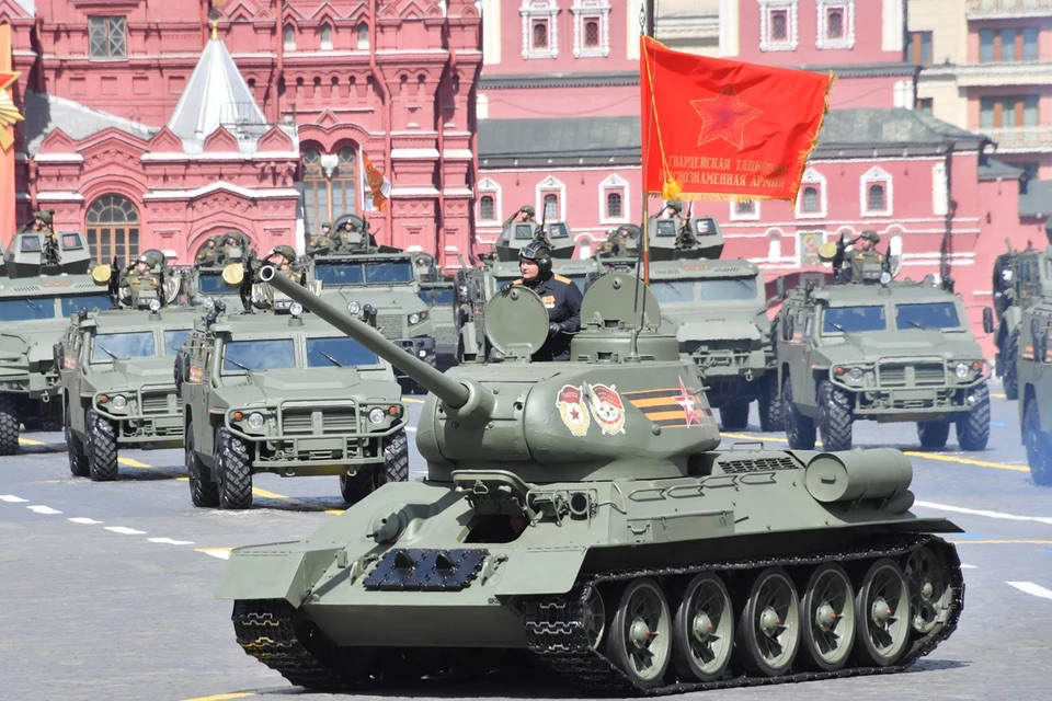 У британській розвідці пояснили, чому на параді в Москві було мало бронетехніки