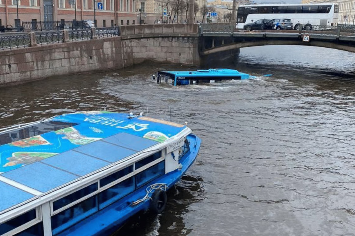 У Санкт-Петербурзі автобус із людьми впав у річку, є загиблі (відео)
