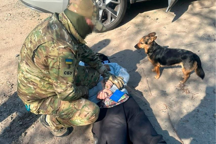 Шпигував за ЗСУ під виглядом прогулянок з собакою: СБУ затримала коригувальника у Харкові (фото)