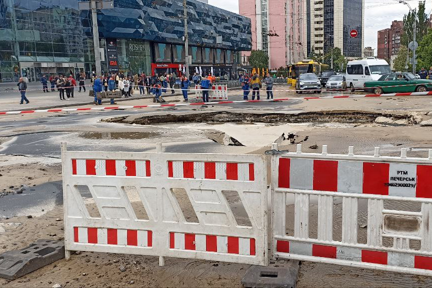 У Києві на Либідській знову прорвало водогін: там затопило дорогу (фото, відео)