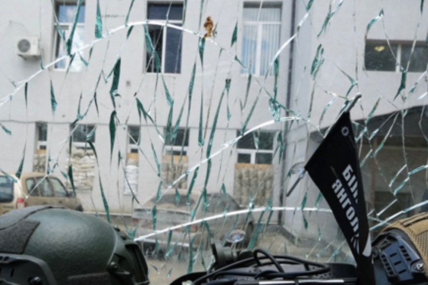 Поліція потрапила під обстріл під час евакуації поранених у Красногорівці (відео)