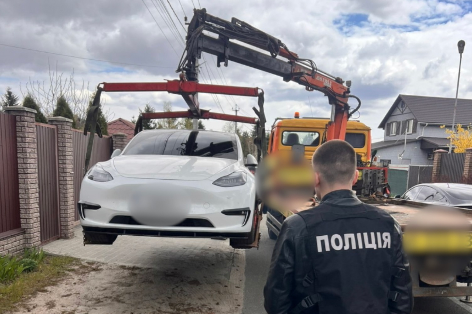 У посадовців ТЦК вилучили машини, мотоцикли і готівку у рамках антикорупційного розслідування (фото)