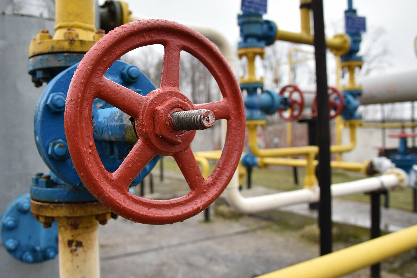 Протягом січня-квітня «Газпром» знизив транзит газу через Україну на 35%
