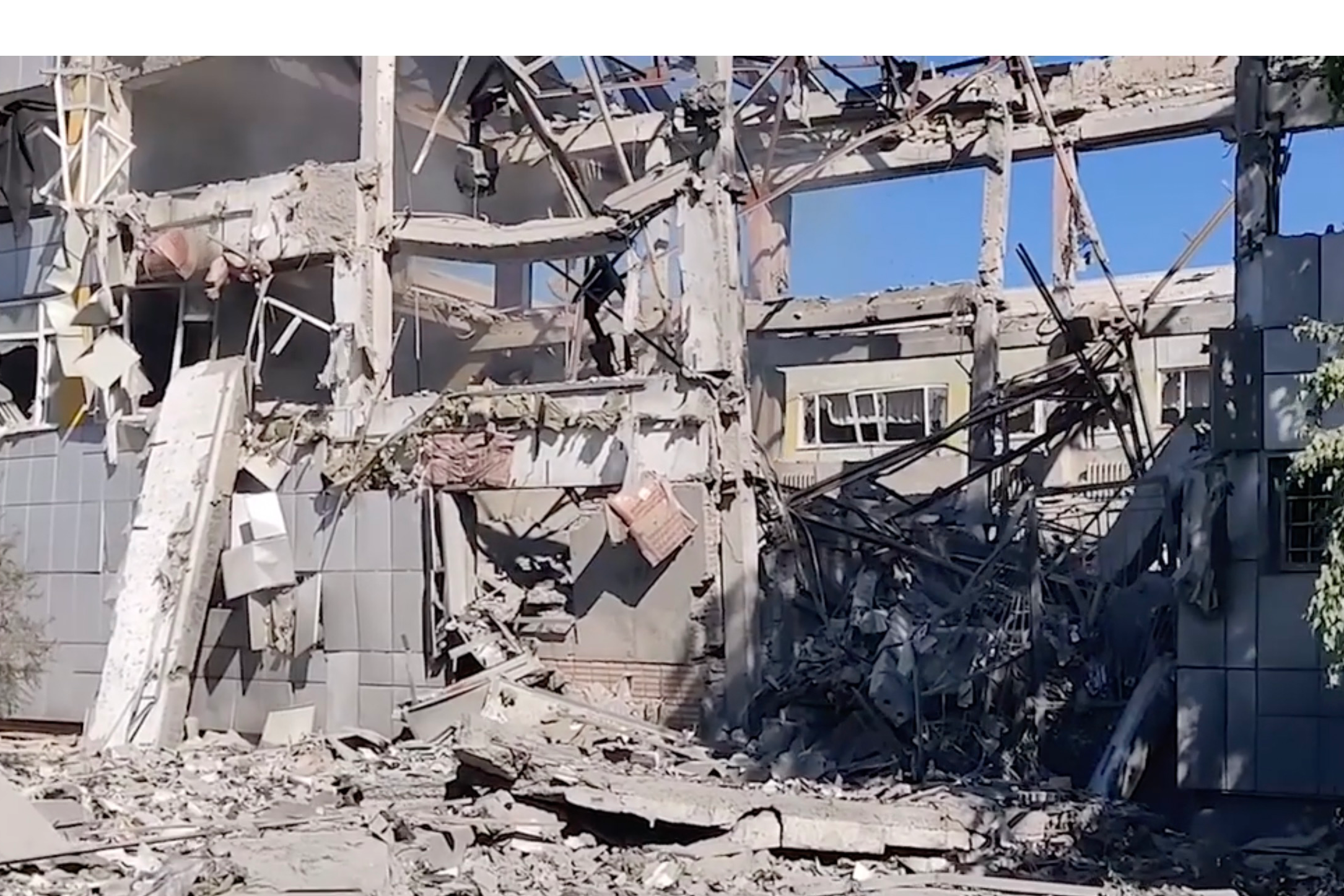Авіаудар по Бахмуту: окупанти зруйнували школу та адмінбудівлю, де ховались люди