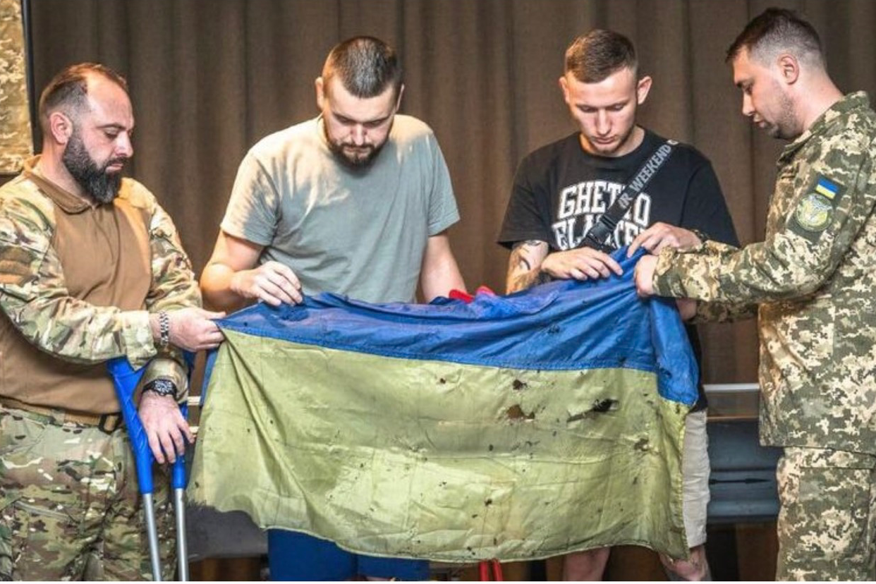 Український прапор, що майорів над «Азовсталлю», передали до музею
