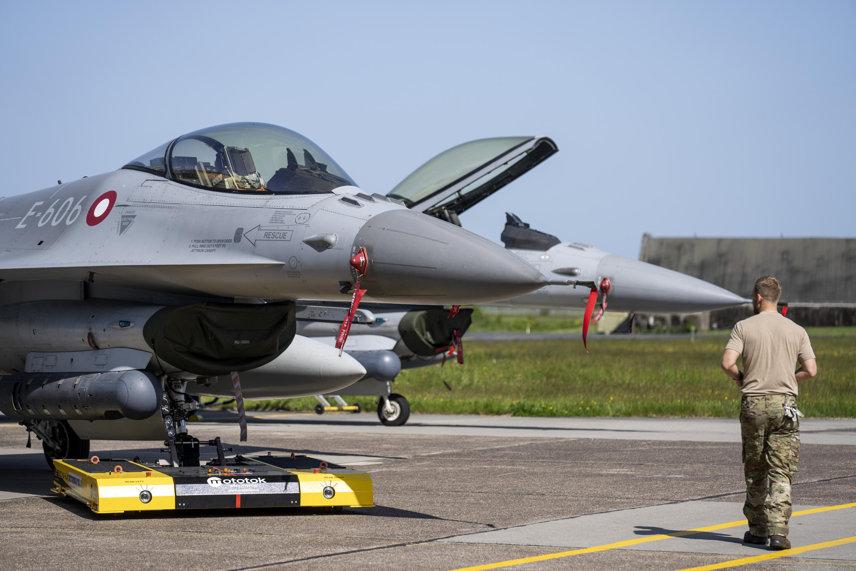 Данія почала тренувати українських пілотів на F-16