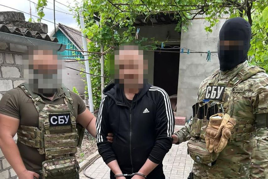 СБУ затримала охоронця колишньої російської катівні у Херсоні (фото)