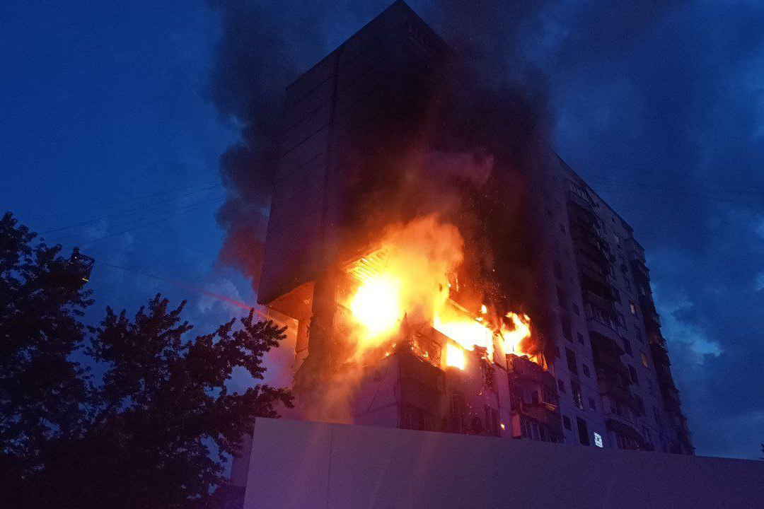 У Києві в багатоповерхівці стався вибух через витік газу: є загиблі (фото)