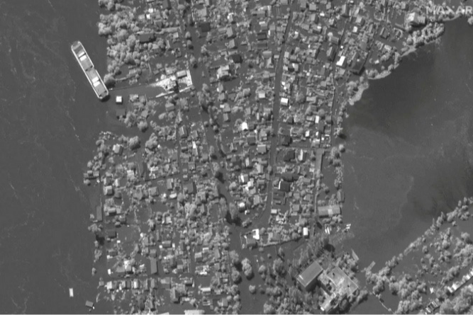 Maxar показала нові супутникові фото Херсонщини після підриву Каховської ГЕС