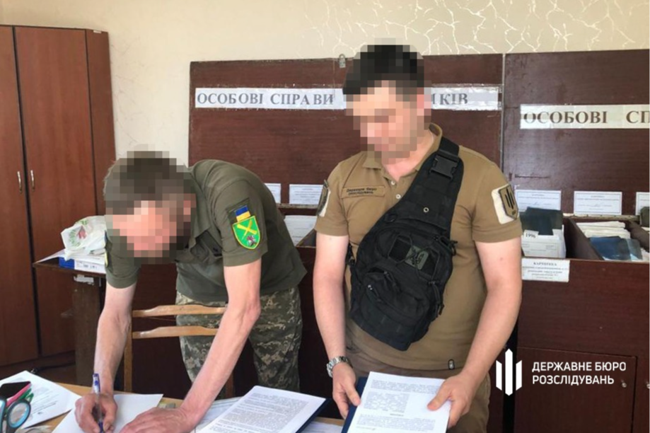 На Київщині посадовець військкомату за хабарі випускав чоловіків за кордон — ДБР
