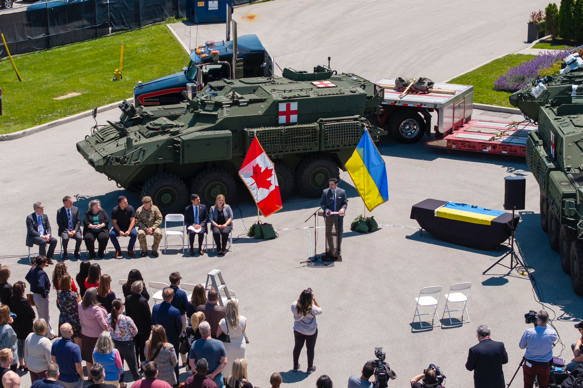 Канада передасть Україні перші бронетранспортери з 50 обіцяних (фото, відео)