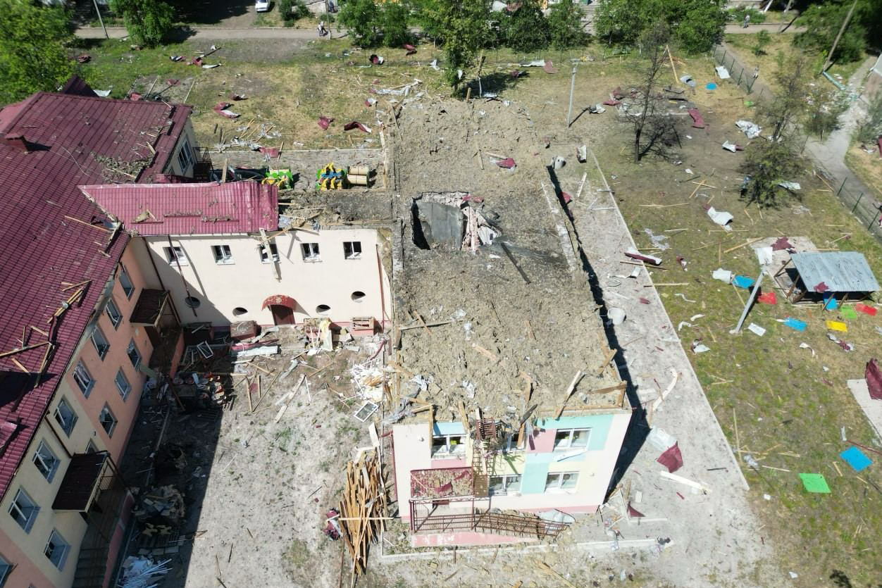 Загарбники скинули бомби на дитячий садок у Мирнограді: є поранені (фото, відео)