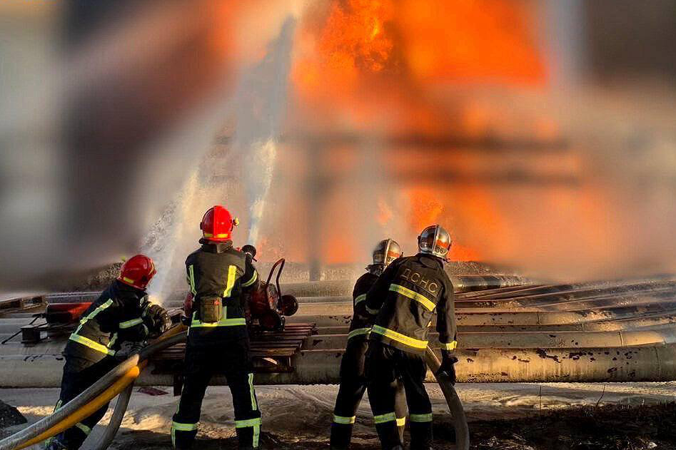 На Київщині більше доби гасять пожежу після падіння уламків