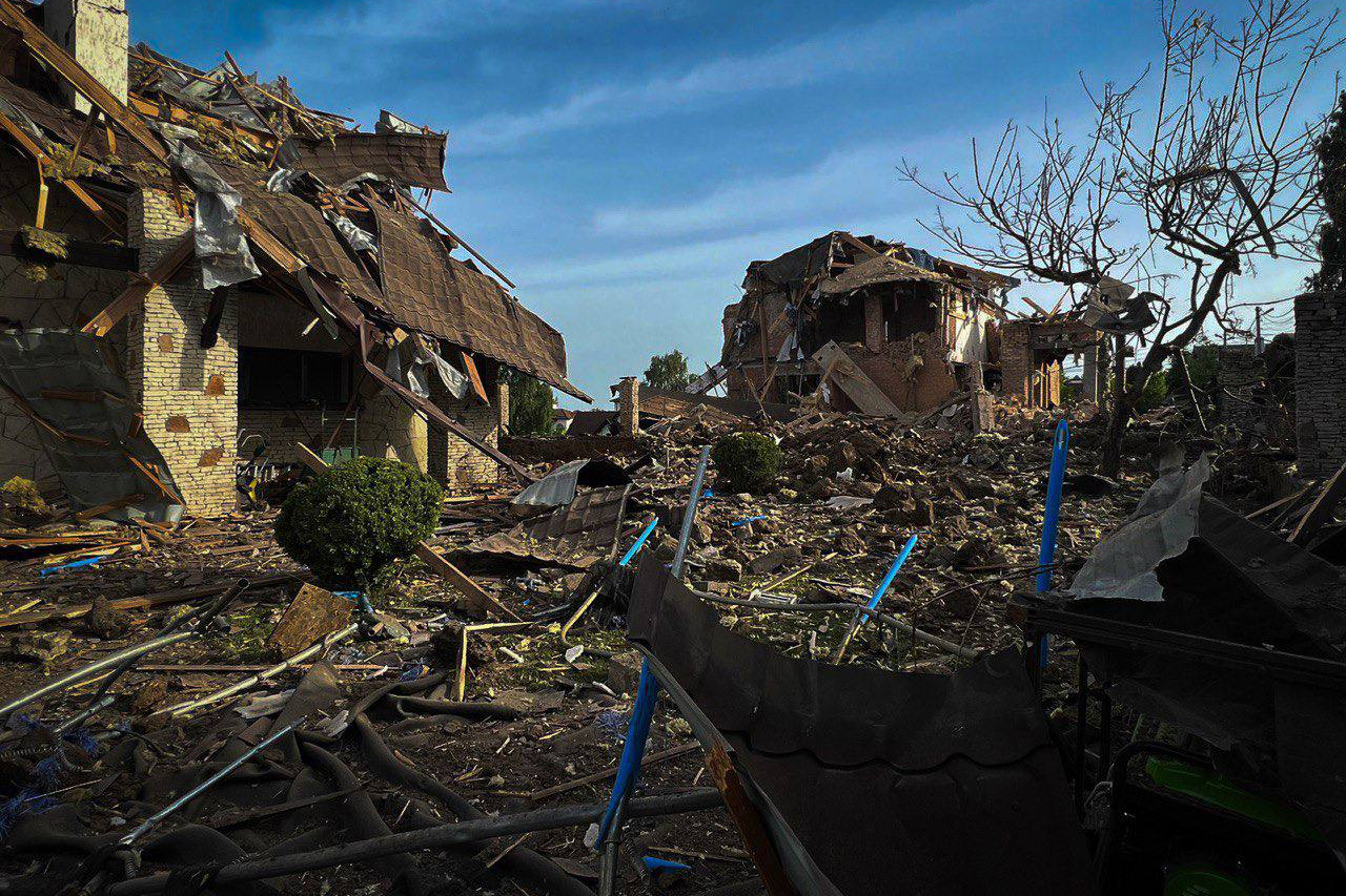 На Київщині від уламків ракети пошкоджені понад 20 будинків, двоє людей зазнали поранень (фото)
