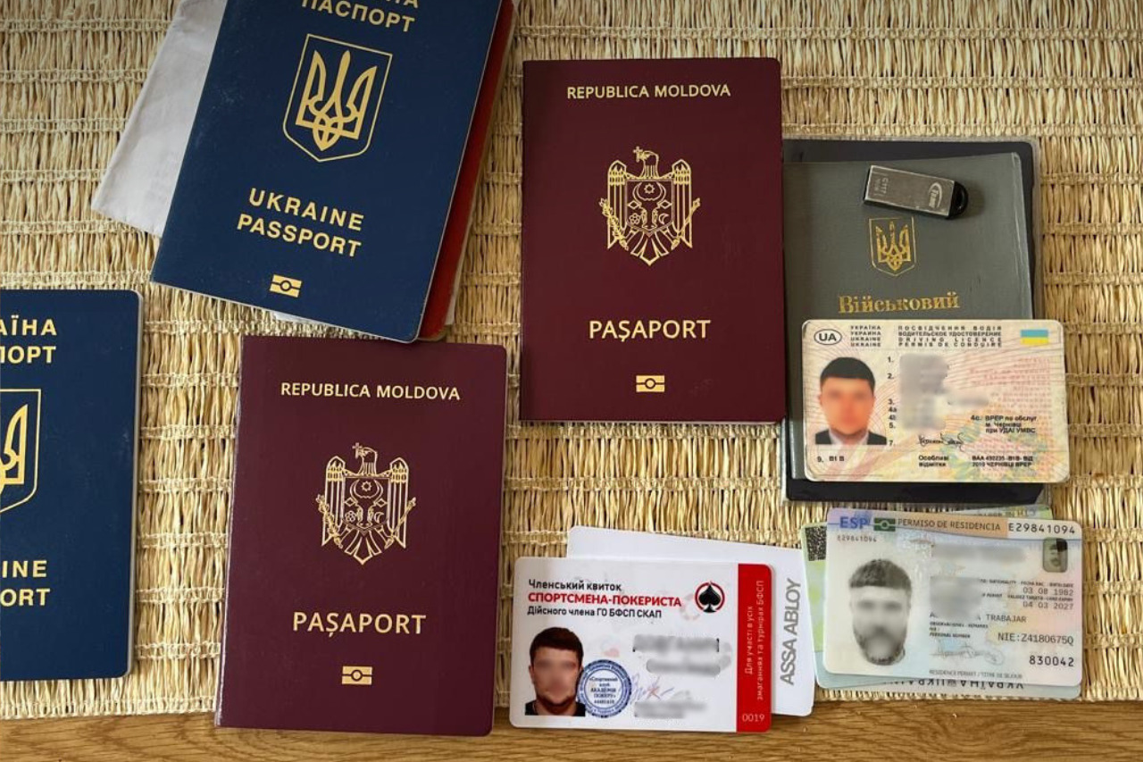 В України викрили масштабне виробництво фальшивих паспортів для іноземців (фото)