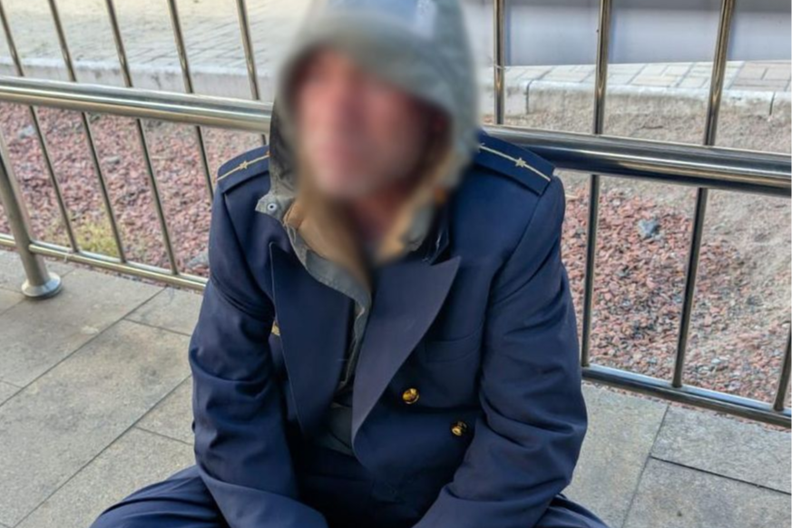 У Києві рецидивіст заліз у музейний потяг і переодягнувся  у залізничника, вкравши форму (фото)