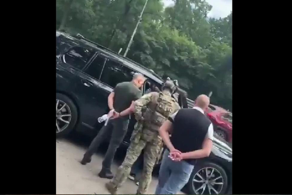 ДБР зупинило авто з ексвійськкомом Борисовим на виїзді з Києва та проводить обшуки - УП