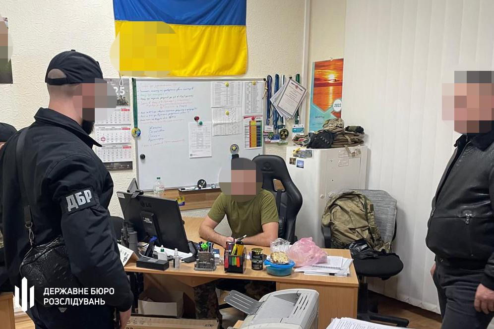 Прикордонник і росіянин продали майже 80 «відряджень» за кордон за $1,6 млн: ВІДЕО